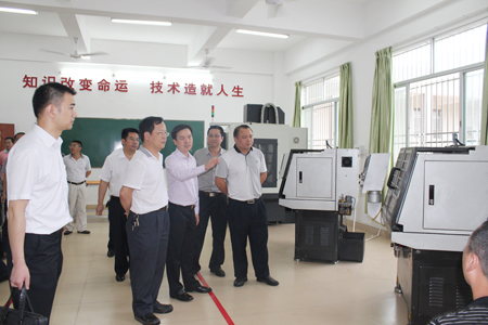 陆丰市相关领导在陈董的带领下参观实训基地